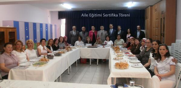 Aile Eğitimi kursiyerleri sertifikalarını aldı.