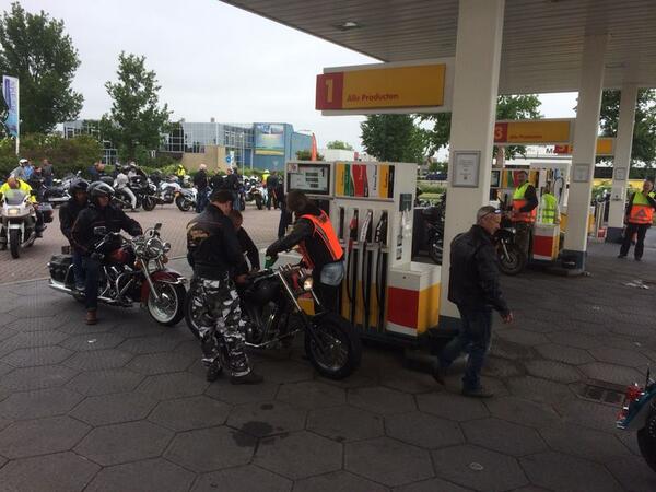 Jacvandorst's tweet image. Honderden motoren kwamen tanken tijdens een toerrit bij Shell Rijen @ChantalvanDorst @ShellRijen @VDAutomotive