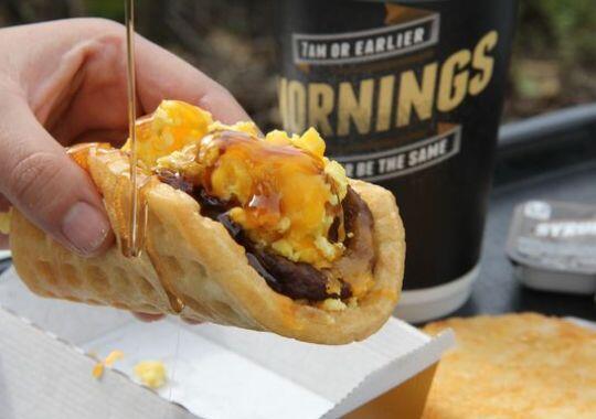 PracticallyReg's tweet image. -goes to the TacoBell to get @PracticallyEmm breakfast- It's too disgusting. -gives it to @uglyducklingem -