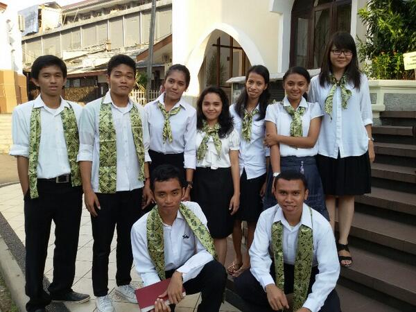 puellaDchoir's tweet photo. Ini dia para biduan angkatan 49 @jessicacecyl @abbeldominic @herz_beatrix  @uslodo @PotterPrasetyo @HoanyMyra dll :D http://t.co/6GRjxus9XK