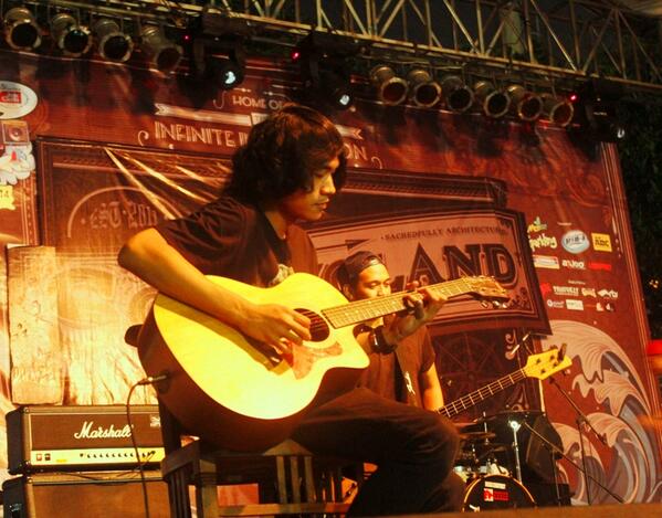 “<a href="/Vierratale/">VIERRATALE</a>: Lord <a href="/rakaciril/">Insane DMs</a> dengan gitar akusitiknya di <a href="/Schitzoland/">Schitzoland</a> ;) ”