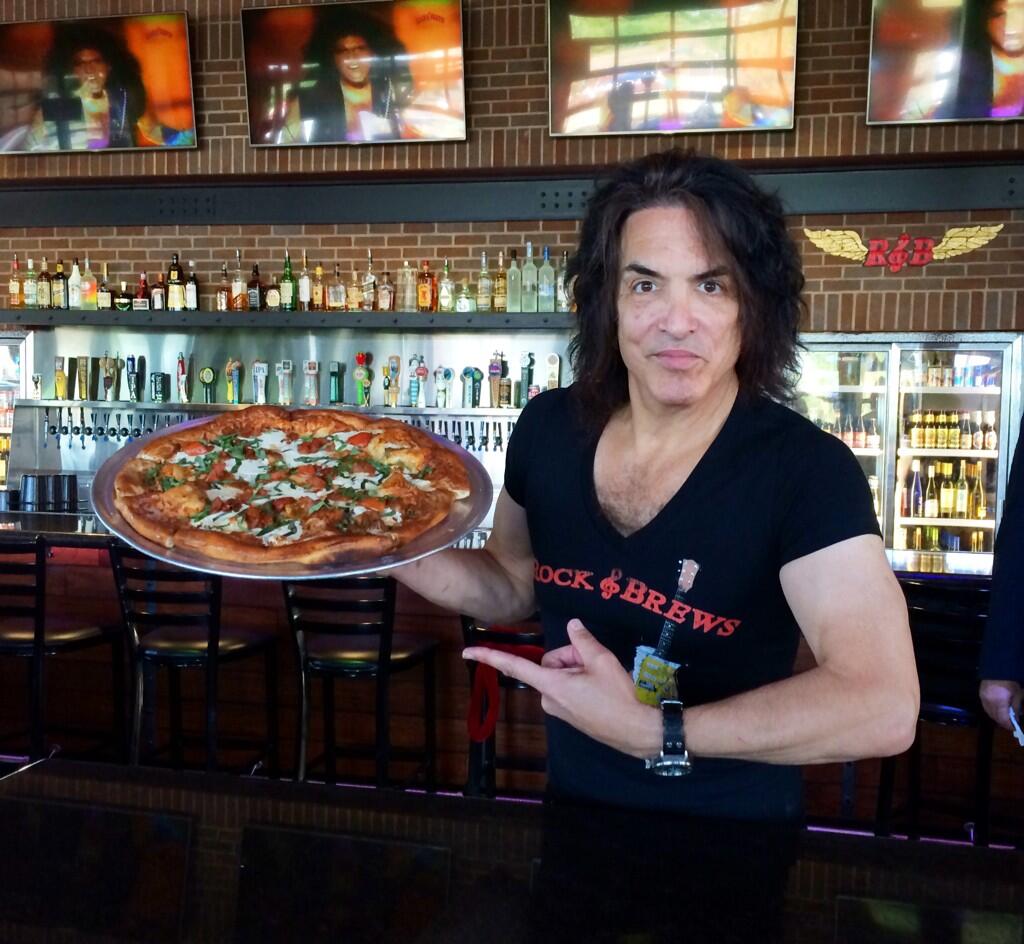 Paul Stanley on Twitter "WHO WANTS PIZZA!!!RockAndBrews Kansas CityOverland Park http//t.co