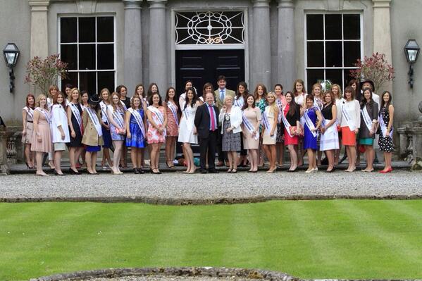 RoseofTralee_'s tweet photo. @LaoisCouncil @tourismlaois Roses visit Abbeyleix House :) #roseoftralee http://t.co/p7YfRRU6DG