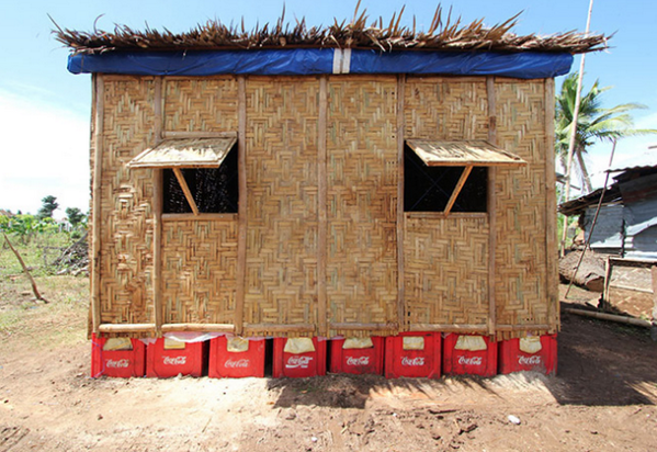criaticidades's tweet photo. Arquiteto cria abrigos temporários com papel e caixote. http://t.co/lBid3eQfuA http://t.co/3G819Z61Wm