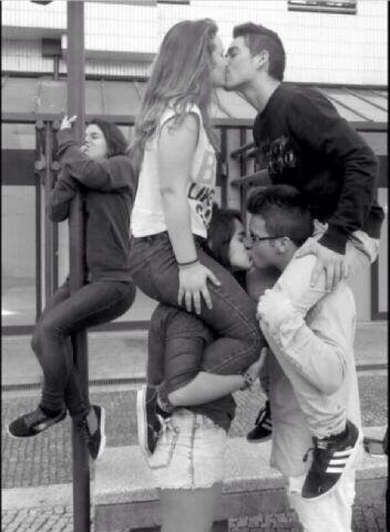 Красивый поцелуй. Романтический поцелуй. Поцелуй в губы подростков. Первый поцелуй в губы. Кудрявая блондинка с парнем.