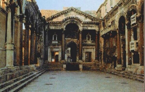 STLDiocletian's tweet photo. hi im diocleatiom&amp;welcome to ma crib http://t.co/yfJPb9oxue