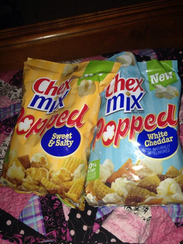 KatK215's tweet photo. Thank you @klout &amp; @ChexMix for sending me these ! Aaaamazing &amp; addicting ! #ChexMixPopped ✔️ http://t.co/SO247zAXqA