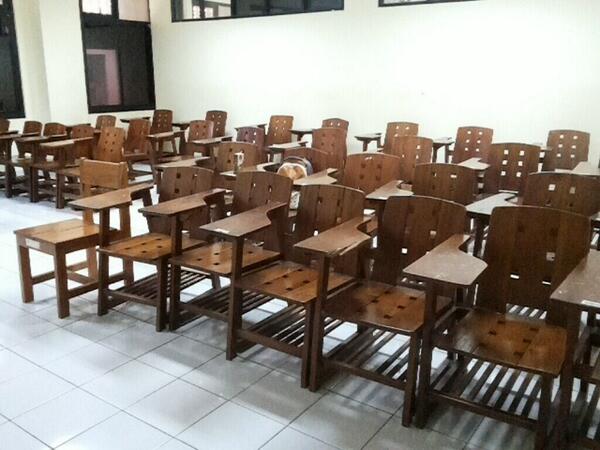 rieskawd's tweet photo. Kelas masih sepi ... 7 : 37
Emang anak rajin ya ... hahaha http://t.co/skayeZDlIv