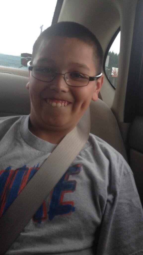 Fishneros's tweet photo. This is what my sister &amp; I do when we're all in the car 😂😂 http://t.co/mWnIZ8Mckv