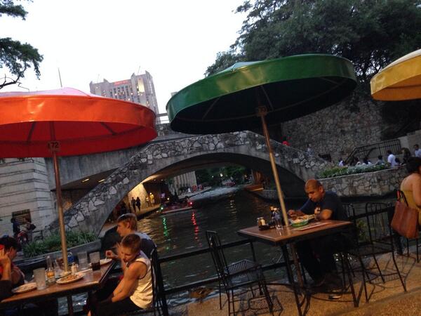 DaveQuinn247's tweet photo. Enjoying the river walk with the family. @VisitSanAntonio #TxEDC14 http://t.co/JEPU3jnTYH http://t.co/O0ZtN2D4Fv