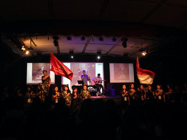 jessicaanam's tweet photo. Performance Wendy&amp;Lundy serta pengibaran bendera @STIKOMLSPR dan Bendera Sang Merah Putih di event @kesatriamandala http://t.co/6Xrm68yGy6