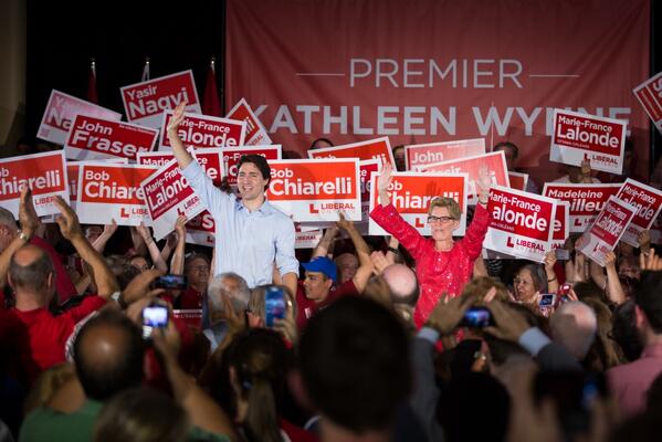 JustinTrudeau's tweet image. Félicitations à @Kathleen_Wynne, la première femme à occuper les fonctions de PM de l’Ontario.