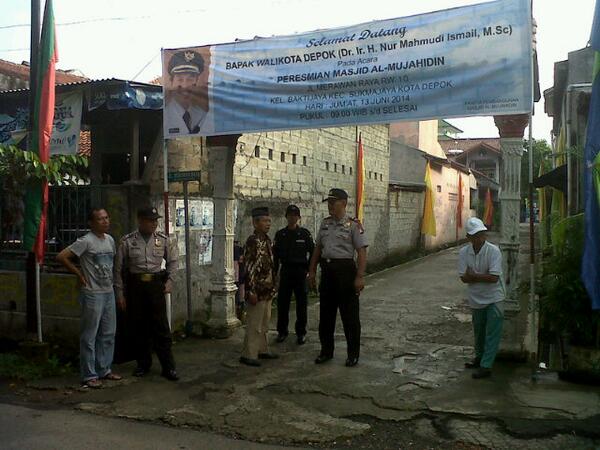 Bripka Santosa Bhabinkmtibmas bhaktijaya Pam giat presmian Masjid AlMujahidin @restadepok <a href="/adcwkdpk/">ADC Walikota Depok</a> <a href="/Binmasmetrojaya/">Binmas PMJ</a>