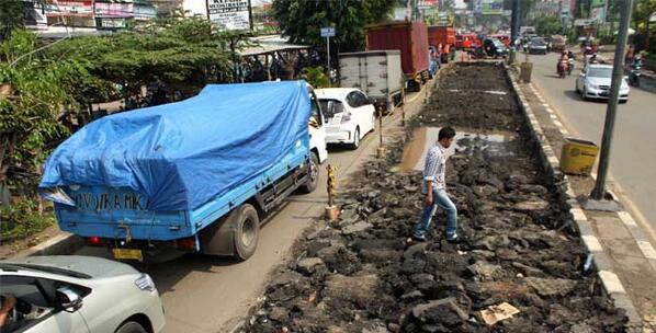 syaikhu_ahmad's tweet photo. Mohon Maaf Kpd Warga Kota Bekasi jika terganggu/mengalamai kemacetn di Jln Sudirman, kita sdng Proses perbaikan Jalan http://t.co/fgZqSYccKO