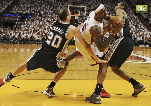 DiarioOle's tweet photo. #NBA Los #Spurs le ganaron (107-86) a el #Heat en su casa y quedaron 3-1, a una victoria de un nuevo anillo. http://t.co/1ui5jN7dIw