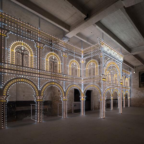 luminaire by #swarovski & #remkoolhaas welcomes visitors to monditalia #biennalearchitecttura designboom.com/design/rem-koo…