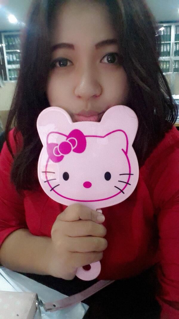 anitaretnadewi's tweet photo. Me and Hellokitty Mirror @kotakasablanka #KKQuiz #HellokittyAroundTheWorld http://t.co/WjxNE47NAN