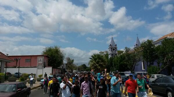cesarpam17's tweet photo. Grandiosa marcha y con una respuesta de la autoridades unefm http://t.co/m7CfwI56AO