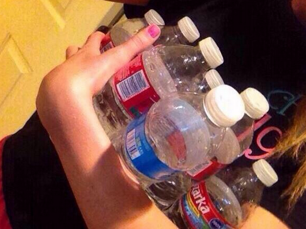 StuAthleteLife's tweet photo. Cleaning my room be like... http://t.co/C3t2JikFtT