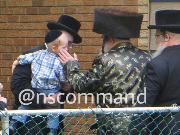 nscommand's tweet image. C"K admor M'viznitz shlita today in skver at the house of his Eidem hrht"z  R'yitzchok Visiting his grandchildren.