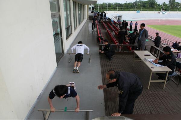 동해지방해양경찰청(청장 남상욱)은 11일 동해시 공설운동장에서 2014년 제1회 해양경찰 공무원 채용 필기시험 합격자 22명(동해지역)을 대상으로 체력 검사를 실시했습니다.