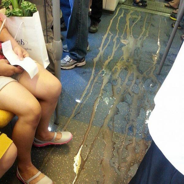 nakhon224's tweet image. นี่คือเหตุผล ที่ไม่อนุญาตให้รับประทานเครื่องดื่มและอาหาร ในระบบรถไฟฟ้า

goo.gl/B5nZOl