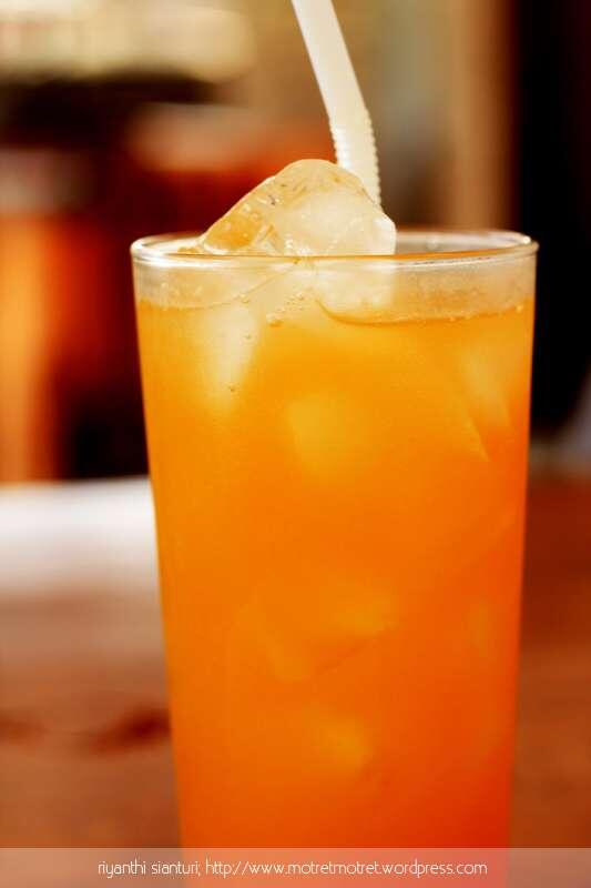 CafeRestoPalopo's tweet photo. Atau siang2 bgini enaknya minum seperti ini #JusOrange..Segera mki ple merapat hanya 12K #FreeWifi http://t.co/f6VZ8HcbYG
