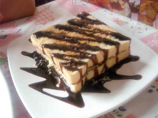CafeRestoPalopo's tweet photo. ini salah satu menu makanan yang kami suguhkan buat anda #RotoBakarCoklat hanya 12K http://t.co/zLRpc3aziL