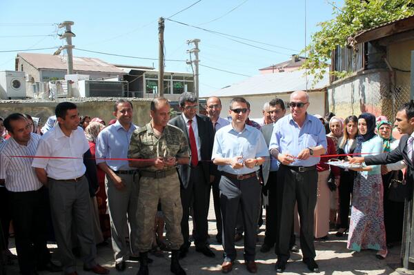 Kaymakamımız Sayın Mehmet MARAŞLI Halk Eğitim Merkez’inin resim ve el işi sergisinin açılışını gerçekleştirdiler.