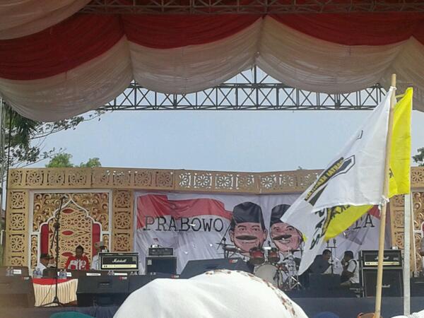 Panggung kampanye akbar Prabowo-Hatta dengan didukung parpol koalisi PKS, Partai Aceh, Golkar, Gerindra.