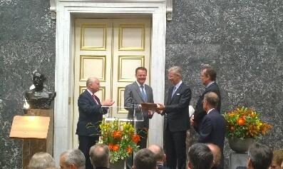 VIBLifeSciences's tweet photo. RT @MonarchieBe: Koning reikt #Francqui prijs 2014 aan Prof. Bart Lambrecht, longspecialist @ugent @VIB. Proficiat! http://t.co/NK55zcIMZW