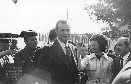 Historia_Coin's tweet photo. Don Juan Carlos I y su esposa Doña Sofía, por entonces príncipes de España, visitaron Coín un 16 de marzo de 1972 http://t.co/65dsEHCYw5