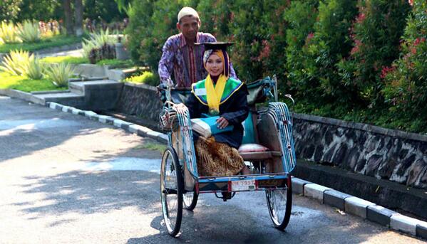 millaMheel's tweet photo. Cc @yeahmahasiswa "@tempodotco: FOTO: Raeni, Anak Tukang Becak dengan IPK 3,96 http://t.co/Md0FBDRanH http://t.co/fmBe7j9Rsp"