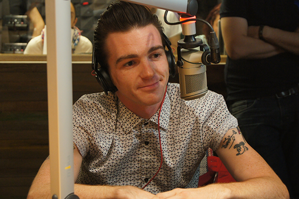 BlackBitle's tweet photo. @DrakeBell durante la entrevista para Exa 104.9 FM. http://t.co/JCbvN492ow