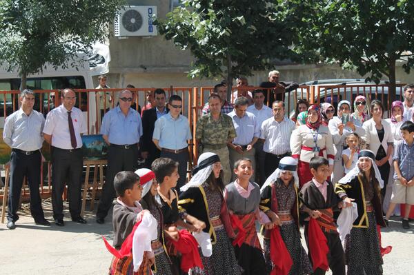 Halk Eğitim Merkezi'nin yıl sonu sergisi açılışında Halk Oyunları gösterisi sunuldu.