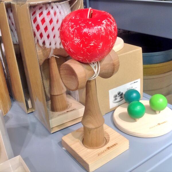 りんごのけん玉！みなさまに遊んでもらって、ちょっと傷だらけですが