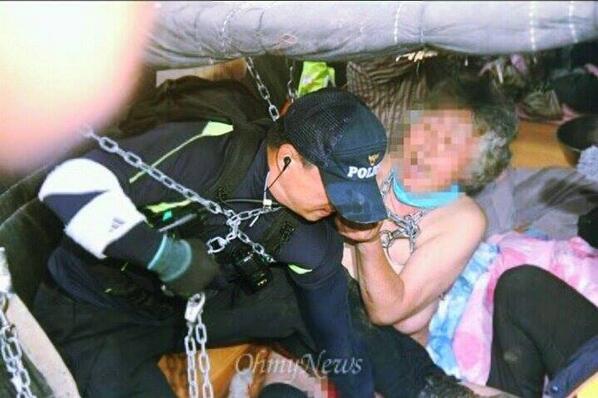 세월호에 아직도 13명의 국민이 있다. 이런 안타까운 시기에 밀양 할머님들을 폭력으로 탄압한 경찰청장은 사퇴해야 한다.너는 아비어미도 없느냐? 먹고 살기위해 어쩔 수 없다는 경찰의 항변은 이제 추악하기만 하다