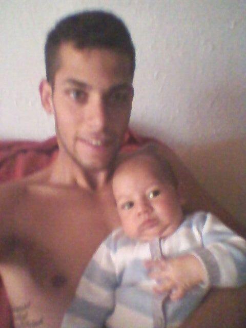 ito90l's tweet photo. A ver la.tv cn mi peque iker http://t.co/dOvZWC3FDO