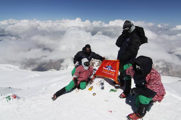 UMYogya's tweet photo. Foto tim @MapalaUMY dipuncak tertinggi di benua Eropa yaitu Mt.Elbrus 5.642 mdpl. Allahuakbar! http://t.co/JAT0BHoZsY