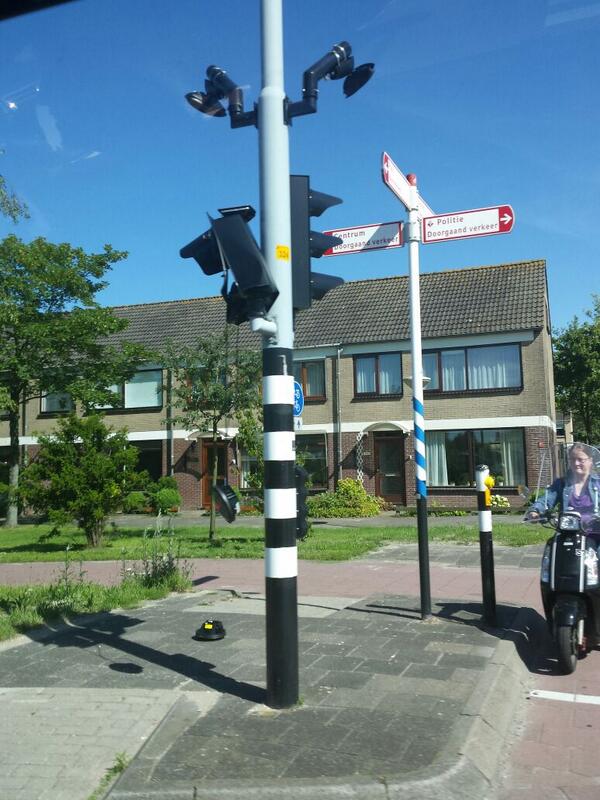 Annikaa_B's tweet photo. @POL_JDubbeldam Bus 168 naar station heeft zojuist het stoplicht erafgereden op de hoofdweg.... http://t.co/5Jng56JPEY