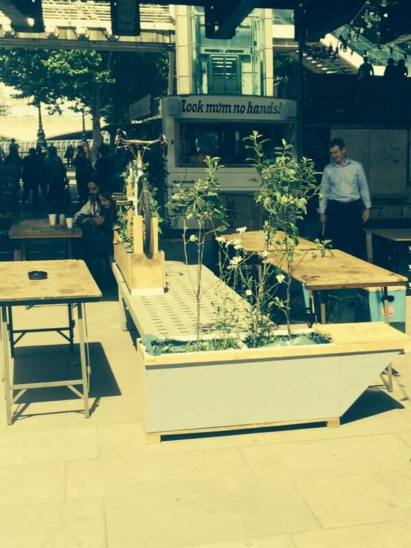 scotty_cr1's tweet photo. Best part about summer on South Bank is the pop up @1ookmumnohands #flatwhite http://t.co/9dIKQ3dGWR