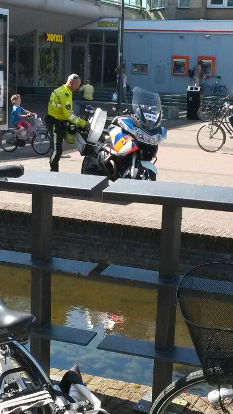 Nigelfcu's tweet photo. @PolitieHouten achja, maak er maar weer even misbruik van.Lekker simpel om even zo te parkeren om je eten te halen http://t.co/57xfw9MsVY