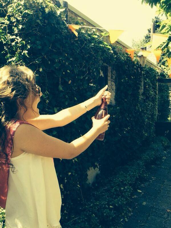 bovanw's tweet photo. 🎓🙌👌👯🎊🍻❤️ http://t.co/7KLehgijOB