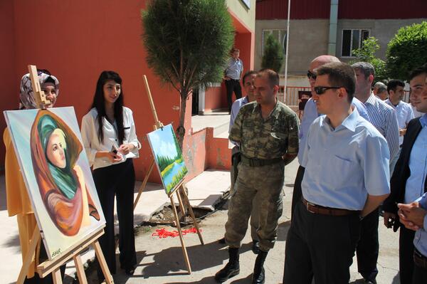 Resim ve El işi stand larını gezen Sayın Kaymakamımız Kursiyerlerin çalışmalarını çok başarılı bulduğunu belirttiler.