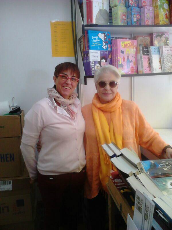 Lola Herrera en nuestra caseta, firmando "Me quedo con lo mejor"