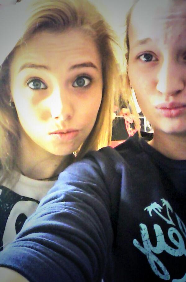 EmearsEmily's tweet image. Love ma pal loads, like a sister to me haha, #daftiees ♥