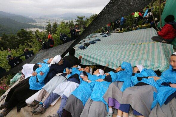 주름진 눈가에선 눈물이 계속 흘러내렸다. "조상 대대로 이곳에서 살았는데 어디로 가란 말이냐" 울부짖던 할아버지는 한꺼번에 달려든 경찰 6명에게 손발을 붙들린 채 움막에서 끌려나왔다.. - 한겨레