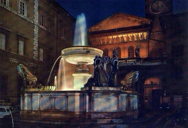 TrastevereRM's tweet photo. Dopo decenni...invitiamo il comune di Roma a cambiare la lampadina della fontana...#piazzasantamaria  #monumentsmenwe http://t.co/CobCDs9jNy
