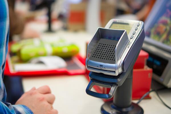 Komfortabler Bezahlen: PIN-Code-Eingabe künftig nur noch per Spracherkennung ... der-postillon.com/2014/06/komfor…