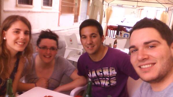 robercano44's tweet photo. De cañitas, celebrando el fin de practicas!! http://t.co/gyScTUuG94